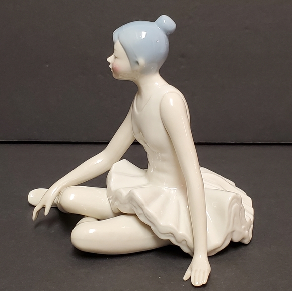 Porcelain Sitting Ballerina Figurine - Picture 4 of 10